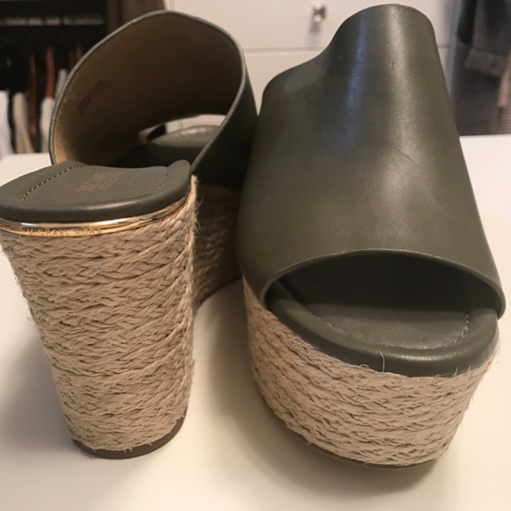 Platform Sandals - Picture 3 of 4